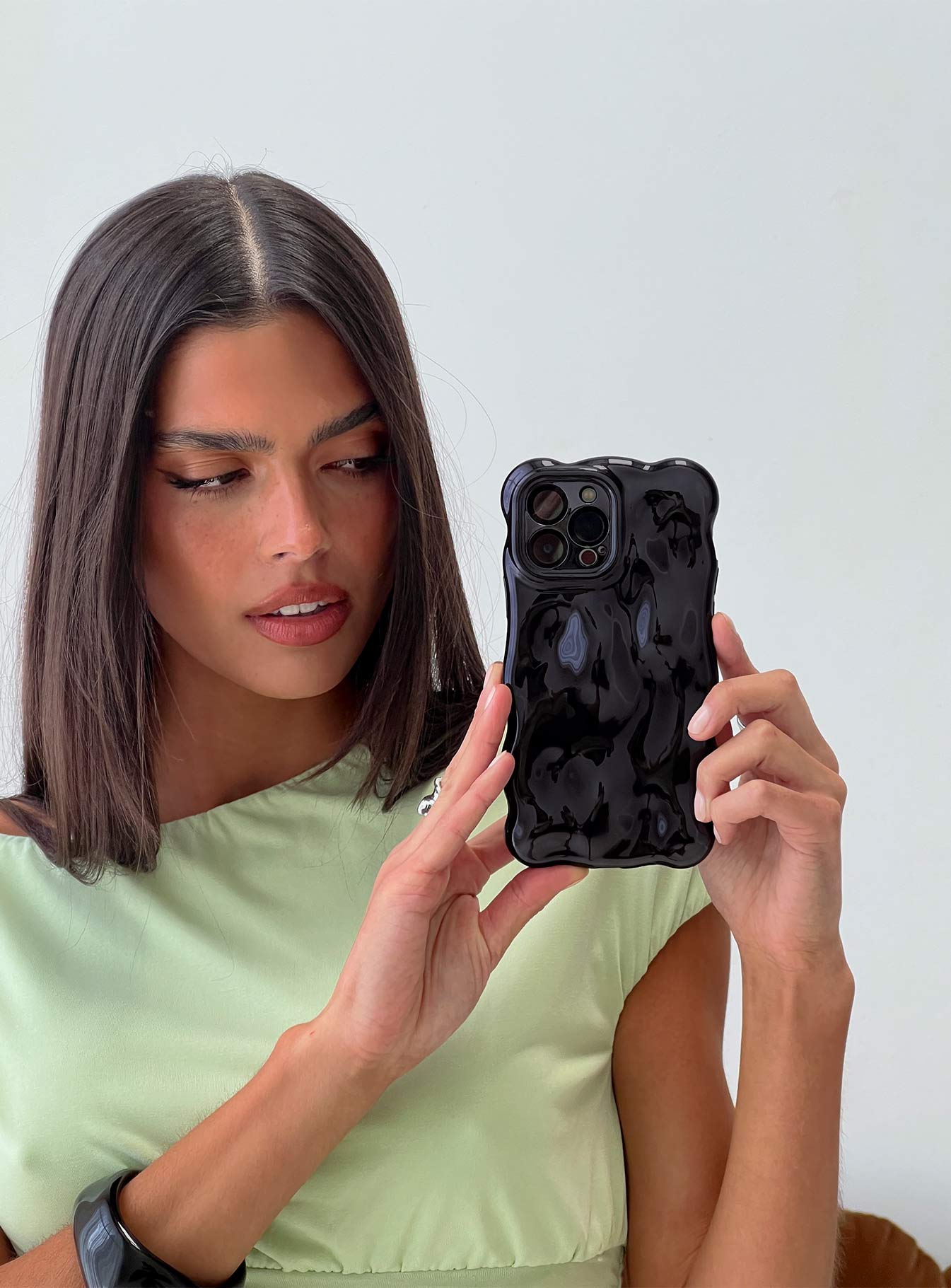 Maceline Iphone Case Black - Image 3