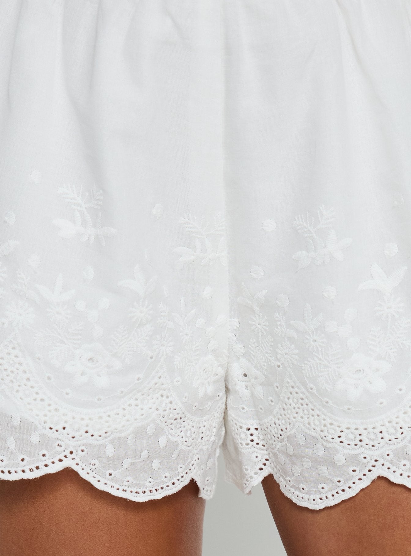 Madison Avenue Embroidered Detail Shorts White - Image 6