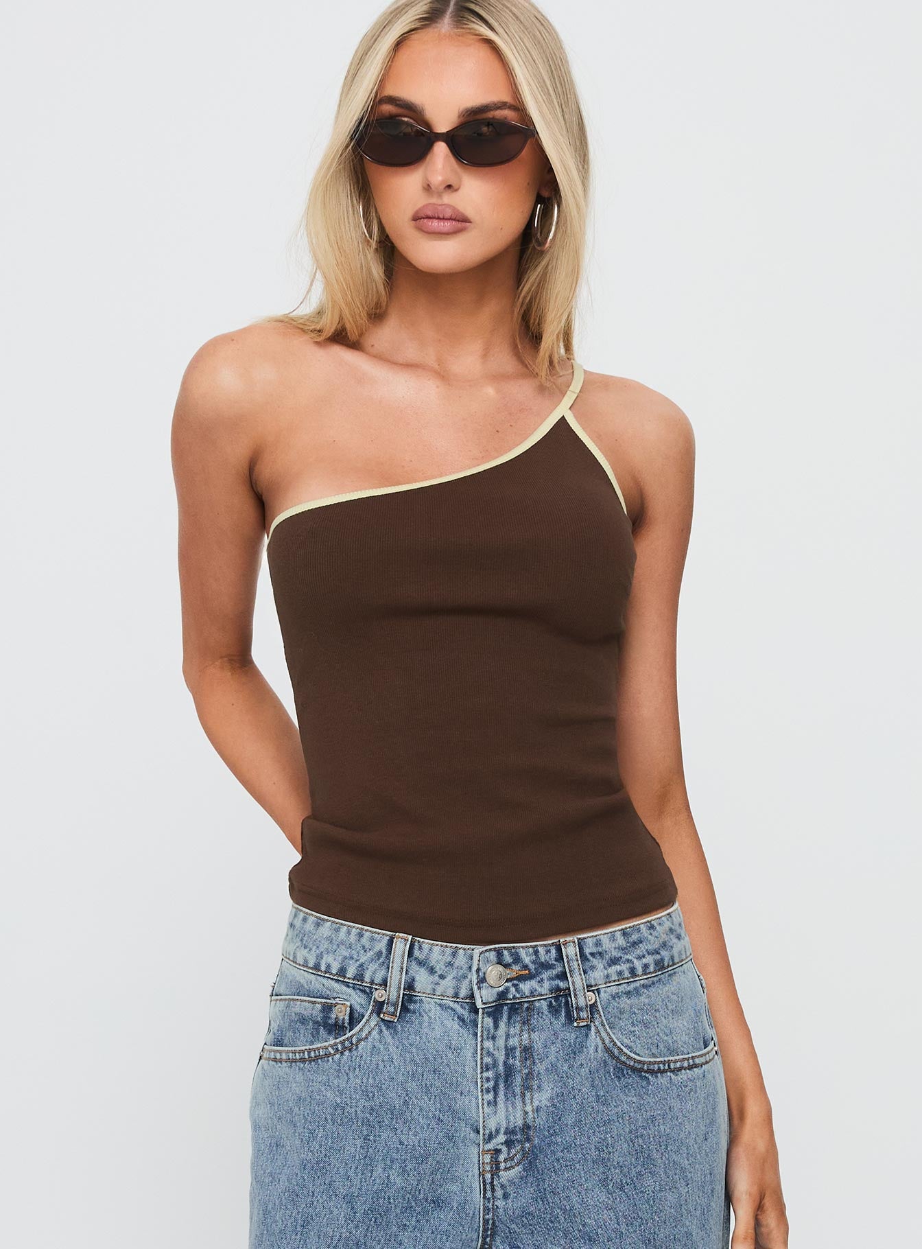 Alternative view of Hold It Down One Shoulder Contrast Top Chocolate / Yellow