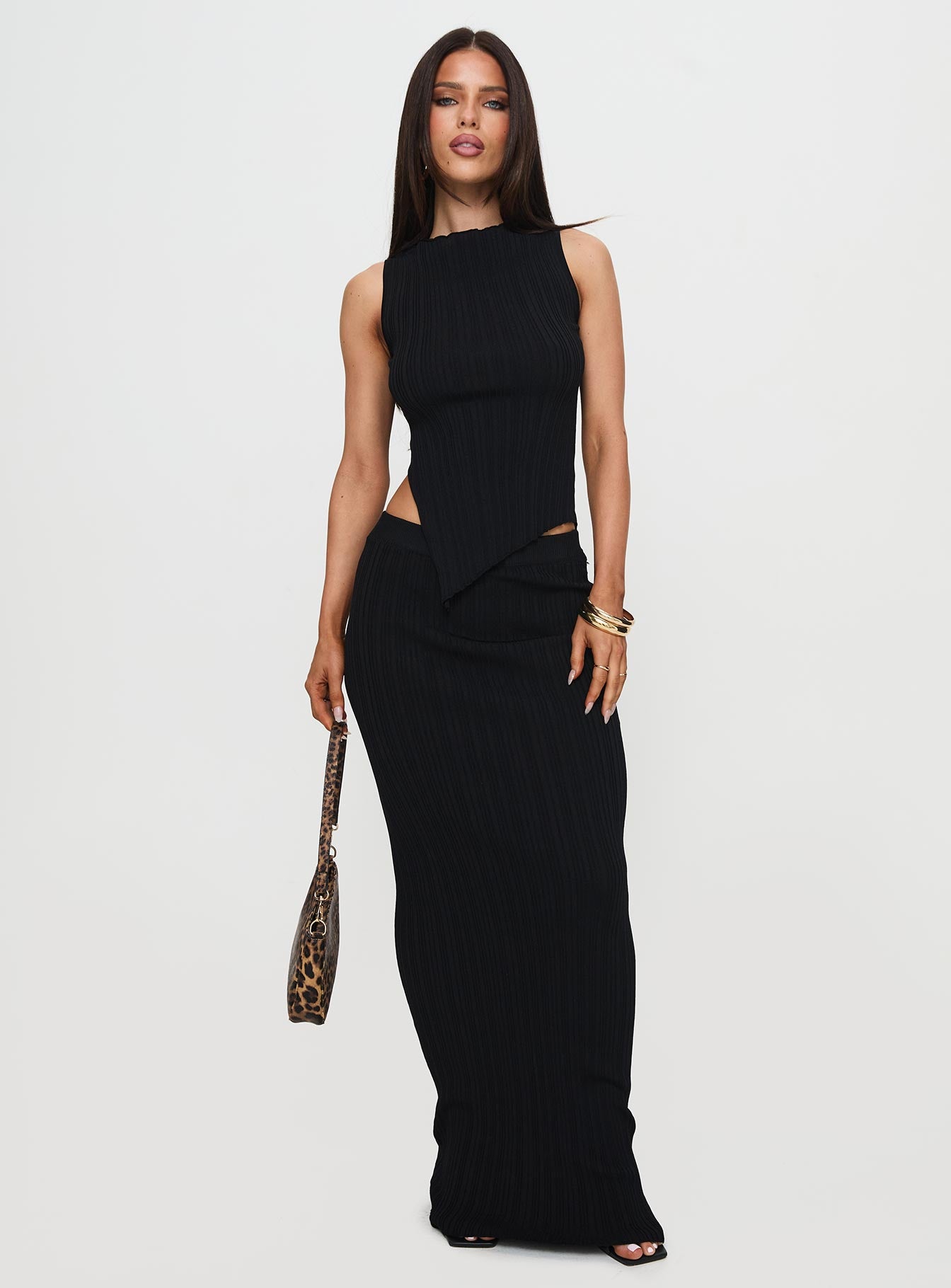 Alternative view of Basile Set Black