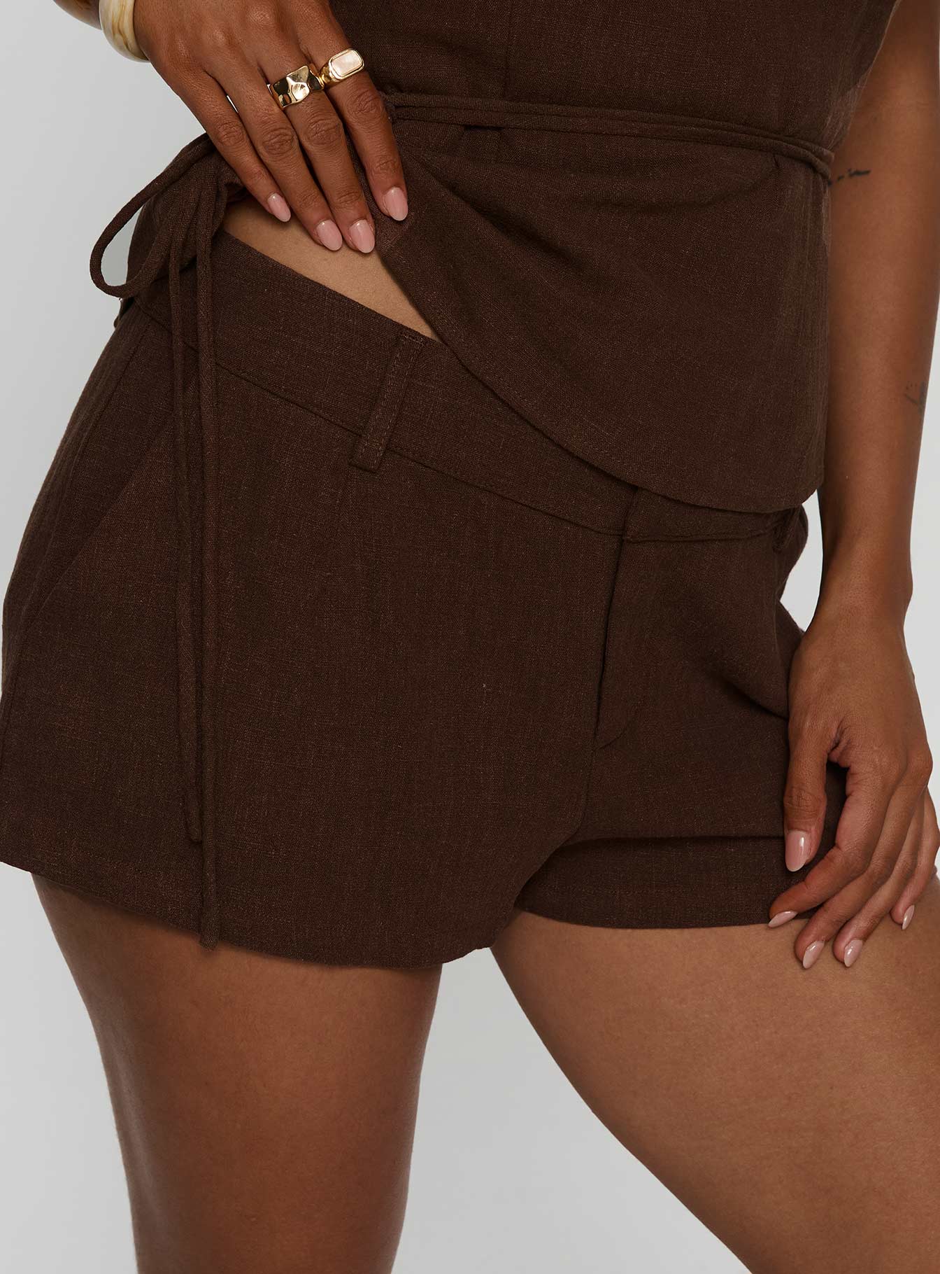 La Dulce Tailored Linen Micro Short Chocolate - Image 6